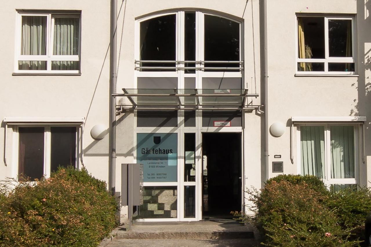 Gastehaus Olympia Reitanlage Munchen-Riem Bed & Breakfast - Munich — Photos 1