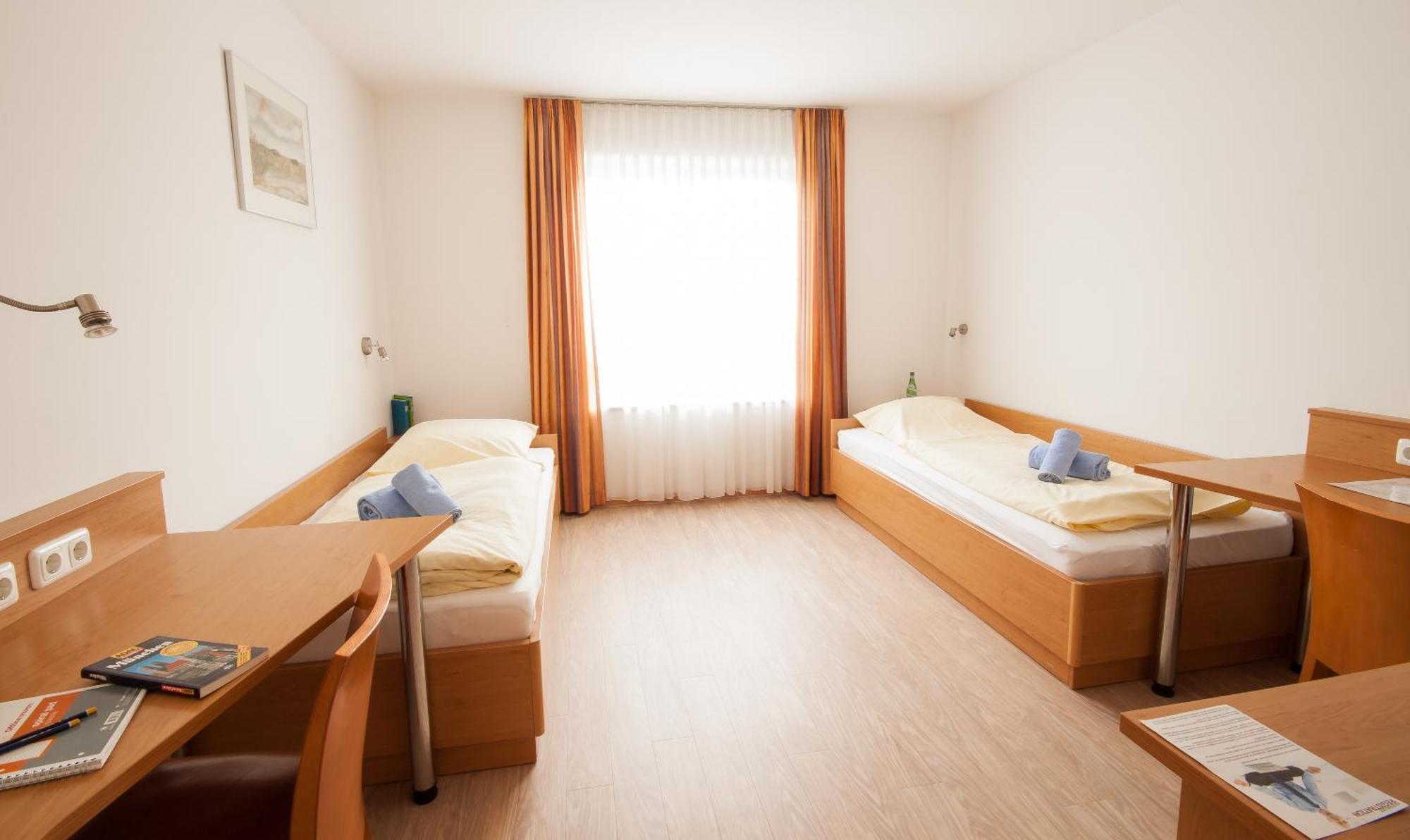 Gastehaus Olympia Reitanlage Munchen-Riem Bed & Breakfast - Munich — Photos 2